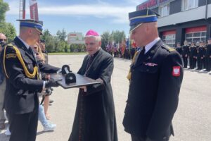 22.05.2023. Sandomierz. Powiatowe obchody Dnia Strażaka. Na zdjęciu (od lewej): Piotr Krytusa - komendant powiatowy PSP w Sandomierzu, bp Krzysztof Nitkiewicz - ordynariusz diecezji sandomierskiej i Grzegorz Rajca - zastępca komendanta wojewódzkiego PSP w Kielcach / Fot. Grażyna Szlęzak - Radio Kielce