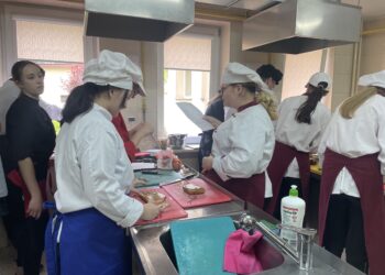 Uczniowie szkoły rolniczej ze znanym kucharzem przygotowywali dania z dziczyzny