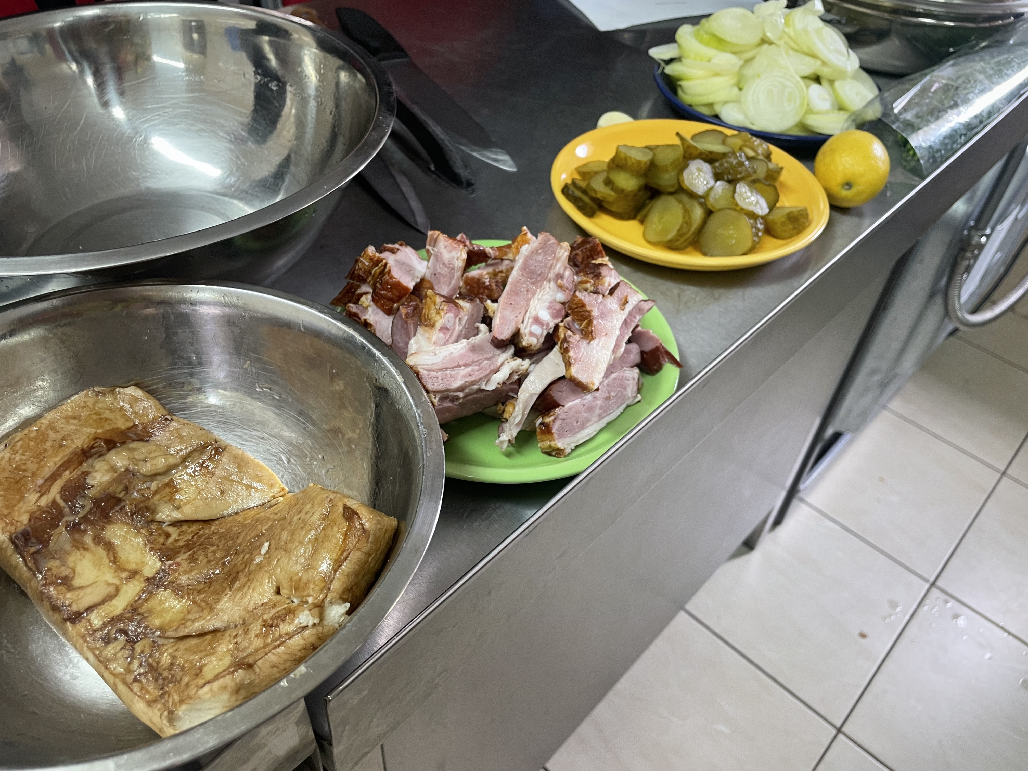 Uczniowie szkoły rolniczej ze znanym kucharzem przygotowywali dania z dziczyzny