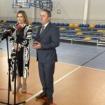 30.05.2023. Staszów. Hala sportowa SP 2. Na zdjęciu wiceminister Anna Krupka i burmistrz Leszek kopeć / Fot. Grażyna Szlęzak – Radio Kielce