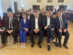 30.05.2023. Sandomierz. Muzeum Zamkowe. Otwarcie wystawy „Jerzy Ossoliński - magnat z Sandomierza". Na zdjęciu (od lewej): senator Jarosław Rusiecki, Anna Paluch -, wicedyrektor ARiMR w Kielcach, Wojciech Czerwiec - przewodniczący Rady Miasta Sandomierza, Marcin Marzec - burmistrz Sandomierza, poseł Marek Kwitek. / Fot. Grażyna Szlęzak - Radio Kielce