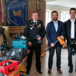 05.05.2023. Mikułowice, w gminie Busko-Zdrój. Na zdjęciu (od lewej): Daniel Stępień - prezes OSP Mikułowice, Michał Maroński - zastępca burmistrza, druh Bartosz Lasia, naczelnik miejscowej OSP. / Fot. Marta Gajda-Kruk - Radio Kielce