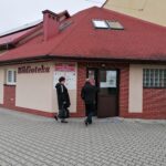07.05.2023. Michałów. Gminna Biblioteka Publiczna w Michałowie. Głosowanie na wójta Michałowa / Fot. Marta Gajda-Kruk - Radio Kielce