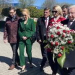 01.05.2023. Starachowice, Dzień Ludzi Pracy. Na zdjęciu (od lewej): radny Dariusz Nowak, radna Agnieszka Kuś, Andrzej Pruś - przewodniczący sejmiku, Anna Rosińska - kierownik OHP w Starachowicach, Jan Zawisza - przewodniczący rady gminy w Mircu, poseł Krzysztof Lipiec / Fot. Anna Głąb - Radio Kielce