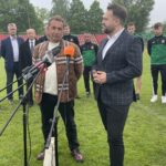 25.05.2023. Starachowice. Podpisanie umowy na remont stadionu miejskiego. Na zdjęciu (w środku): Robert Stańczyk - firma Gretasport i Marek Materek - prezydent Starachowic / Fot. Anna Głąb - Radio Kielce