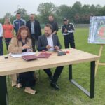 25.05.2023. Starachowice. Podpisanie umowy na remont stadionu miejskiego. Na zdjęciu (w środku): Ilona Stańczyk - firma Gretasport i Marek Materek - prezydent Starachowic / Fot. Anna Głąb - Radio Kielce