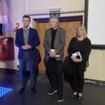 Muzeum w Starachowicach proponuje odwiedzającym nową wystawę - Radio Kielce Starachowice, Wernisaż wystawy „Ocean pod powieką”. Na zdjęciu dyr. MPiT Paweł Kołodziejski, Janusz Skowron i Anna Skowron / Fot. Anna Głąb – Radio Kielce