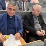 24.05.2023. Kielce. Podpisanie umów na wsparcie świętokrzyskich organizacji pożytku publicznego. Na zdjęciu (od lewej): ks. Andrzej Drapała - prezes Stowarzyszenia Nadzieja Rodzinie, ks. Stanisław Słowik - dyrektor kieleckiej Caritas / Fot. Iwona Murawska-Bujnowicz - Radio Kielce