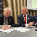 24.05.2023. Kielce. Podpisanie umów na wsparcie świętokrzyskich organizacji pożytku publicznego. Na zdjęciu (od lewej): ks. Stanisław Słowik - dyrektor kieleckiej Caritas, Zbigniew Koniusz - wojewoda świętokrzyski, Marcin Bęben - Dyrektor Generalny Świętokrzyskiego Urzędu Wojewódzkiego / Fot. Iwona Murawska-Bujnowicz - Radio Kielce