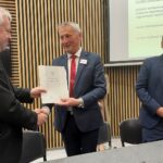 24.05.2023. Kielce. Podpisanie umów na wsparcie świętokrzyskich organizacji pożytku publicznego. Na zdjęciu (od lewej): ks. Stanisław Słowik - dyrektor kieleckiej Caritas, Zbigniew Koniusz - wojewoda świętokrzyski, Marcin Bęben - Dyrektor Generalny Świętokrzyskiego Urzędu Wojewódzkiego / Fot. Iwona Murawska-Bujnowicz - Radio Kielce