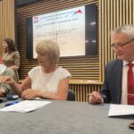 24.05.2023. Kielce. Podpisanie umów na wsparcie świętokrzyskich organizacji pożytku publicznego. Na zdjęciu (od lewej): Halina Kosiarkiewicz - skarbnik Świętokrzyskiego Klubu Amazonki, Adela Chojnacka - prezes Świętokrzyskiego Klubu Amazonki, Zbigniew Koniusz - wojewoda świętokrzyski / fot. Iwona Murawska-Bujnowicz - Radio Kielce