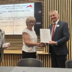 24.05.2023. Kielce. Podpisanie umów na wsparcie świętokrzyskich organizacji pożytku publicznego. Na zdjęciu (od lewej): Halina Kosiarkiewicz - skarbnik Świętokrzyskiego Klubu Amazonki, Adela Chojnacka - prezes Świętokrzyskiego Klubu Amazonki, Zbigniew Koniusz - wojewoda świętokrzyski / fot. Iwona Murawska-Bujnowicz - Radio Kielce