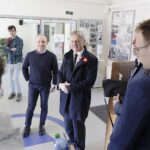 04.05.2023. Kielce. Na zdjęciu (w środku): Zbigniew Koniusz - wojewoda świętokrzyski spotkał się z maturzystami Zespołu Szkół Informatycznych / fot. Jarosław Kubalski - Radio Kielce