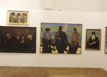 17.05.2023. Kielce. Muzeum Narodowe w Kielcach. Montowanie wystawy „Polski mężczyzna 1910-2010” / Fot. Jarosław Kubalski - Radio Kielce