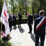 01.05.2023. Kielce. Złożenie kwiatów przed tablicą upamiętniającą powstanie „Solidarności” na skwerze im. Żeromskiego. Na zdjęciu: Piotr Wawrzyk - wiceminister spraw zagranicznych / Fot. Wiktor Taszłow - Radio Kielce