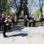 01.05.2023. Kielce. Złożenie kwiatów przed tablicą upamiętniającą powstanie „Solidarności” na skwerze im. Żeromskiego / Fot. Wiktor Taszłow - Radio Kielce