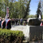 01.05.2023. Kielce. Złożenie kwiatów przed tablicą upamiętniającą powstanie „Solidarności” na skwerze im. Żeromskiego / Fot. Wiktor Taszłow - Radio Kielce
