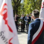 01.05.2023. Kielce. Złożenie kwiatów przed tablicą upamiętniającą powstanie „Solidarności” na skwerze im. Żeromskiego / Fot. Wiktor Taszłow - Radio Kielce