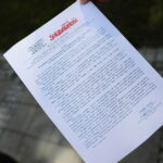 01.05.2023. Kielce. Złożenie kwiatów przed tablicą upamiętniającą powstanie „Solidarności” na skwerze im. Żeromskiego / Fot. Wiktor Taszłow - Radio Kielce