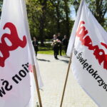 01.05.2023. Kielce. Złożenie kwiatów przed tablicą upamiętniającą powstanie „Solidarności” na skwerze im. Żeromskiego / Fot. Wiktor Taszłow - Radio Kielce