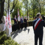 01.05.2023. Kielce. Złożenie kwiatów przed tablicą upamiętniającą powstanie „Solidarności” na skwerze im. Żeromskiego / Fot. Wiktor Taszłow - Radio Kielce