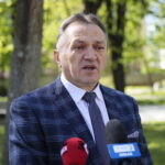 01.05.2023. Kielce. Złożenie kwiatów przed tablicą upamiętniającą powstanie „Solidarności” na skwerze im. Żeromskiego. Na zdjęciu: Mirosław Gębski - starosta kielecki / Fot. Wiktor Taszłow - Radio Kielce