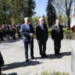 01.05.2023. Kielce. Złożenie kwiatów przed tablicą upamiętniającą powstanie „Solidarności” na skwerze im. Żeromskiego / Fot. Wiktor Taszłow - Radio Kielce