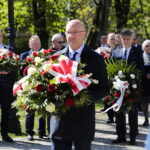 01.05.2023. Kielce. Złożenie kwiatów przed tablicą upamiętniającą powstanie „Solidarności” na skwerze im. Żeromskiego. Na zdjęciu: Piotr Wawrzyk - wiceminister spraw zagranicznych / Fot. Wiktor Taszłow - Radio Kielce