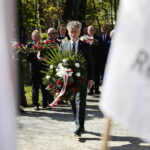 01.05.2023. Kielce. Złożenie kwiatów przed tablicą upamiętniającą powstanie „Solidarności” na skwerze im. Żeromskiego. Na zdjęciu: senator Krzysztof Słoń / Fot. Wiktor Taszłow - Radio Kielce