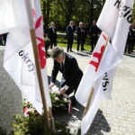 01.05.2023. Kielce. Złożenie kwiatów przed tablicą upamiętniającą powstanie „Solidarności” na skwerze im. Żeromskiego. Na zdjęciu: senator Krzysztof Słoń / Fot. Wiktor Taszłow - Radio Kielce