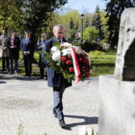 01.05.2023. Kielce. Złożenie kwiatów przed tablicą upamiętniającą powstanie „Solidarności” na skwerze im. Żeromskiego. Na zdjęciu: Zbigniew Koniusz - wojewoda świętokrzyski / Fot. Wiktor Taszłow - Radio Kielce