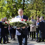 01.05.2023. Kielce. Złożenie kwiatów przed tablicą upamiętniającą powstanie „Solidarności” na skwerze im. Żeromskiego. Na zdjęciu: Mirosław Gębski - starosta kielecki / Fot. Wiktor Taszłow - Radio Kielce