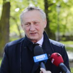 01.05.2023. Kielce. Złożenie kwiatów przed tablicą upamiętniającą powstanie „Solidarności” na skwerze im. Żeromskiego. Na zdjęciu: Zbigniew Koniusz - wojewoda świętokrzyski / Fot. Wiktor Taszłow - Radio Kielce