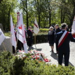 01.05.2023. Kielce. Złożenie kwiatów przed tablicą upamiętniającą powstanie „Solidarności” na skwerze im. Żeromskiego / Fot. Wiktor Taszłow - Radio Kielce