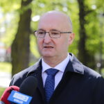 01.05.2023. Kielce. Złożenie kwiatów przed tablicą upamiętniającą powstanie „Solidarności” na skwerze im. Żeromskiego. Na zdjęciu: Piotr Wawrzyk - wiceminister spraw zagranicznych / Fot. Wiktor Taszłow - Radio Kielce