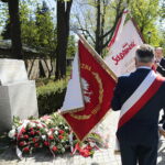 01.05.2023. Kielce. Złożenie kwiatów przed tablicą upamiętniającą powstanie „Solidarności” na skwerze im. Żeromskiego / Fot. Wiktor Taszłow - Radio Kielce