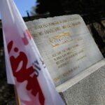 01.05.2023. Kielce. Złożenie kwiatów przed tablicą upamiętniającą powstanie „Solidarności” na skwerze im. Żeromskiego / Fot. Wiktor Taszłow - Radio Kielce