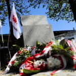 01.05.2023. Kielce. Złożenie kwiatów przed tablicą upamiętniającą powstanie „Solidarności” na skwerze im. Żeromskiego / Fot. Wiktor Taszłow - Radio Kielce