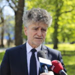 01.05.2023. Kielce. Złożenie kwiatów przed tablicą upamiętniającą powstanie „Solidarności” na skwerze im. Żeromskiego. Na zdjęciu: senator Krzysztof Słoń / Fot. Wiktor Taszłow - Radio Kielce