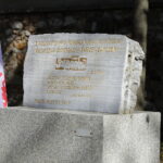 01.05.2023. Kielce. Złożenie kwiatów przed tablicą upamiętniającą powstanie „Solidarności” na skwerze im. Żeromskiego / Fot. Wiktor Taszłow - Radio Kielce