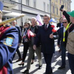 01.05.2023. Kielce. Pochód pierwszomajowy. Na zdjęciu (drugi z prawej): Henryk Milcarz - prezes Wodociągów Kieleckich / Fot. Wiktor Taszłow - Radio Kielce