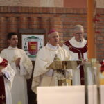 01.05.2023. Kielce. Uroczystości Międzynarodowego Dnia Solidarności Ludzi Pracy. Msza św. w kościele św. Józefa Robotnika. Na zdjęciu (w środku): Jan Piotrowski - biskup kielecki / Fot. Wiktor Taszłow - Radio Kielce