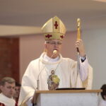 01.05.2023. Kielce. Uroczystości Międzynarodowego Dnia Solidarności Ludzi Pracy. Msza św. w kościele św. Józefa Robotnika. Na zdjęciu: Jan Piotrowski - biskup kielecki / Fot. Wiktor Taszłow - Radio Kielce