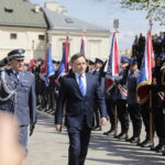 05.05.2023. Kielce. Uroczystość nadania sztandaru dla Aresztu Śledczego w Kielcach. Na zdjęciu (w środku od lewej): gen. Jacek Kitliński - dyrektor generalny służby więziennej, Zbigniew Ziobro – minister sprawiedliwości / Fot. Wiktor Taszłow - Radio Kielce