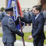05.05.2023. Kielce. Uroczystość nadania sztandaru dla Aresztu Śledczego w Kielcach. Na zdjęciu (od lewej): ppłk Jacek Lagierski - dyrektor Aresztu Śledczego w Kielcach, Zbigniew Ziobro – minister sprawiedliwości / Fot. Wiktor Taszłow - Radio Kielce