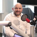 08.05.2023. Studio Polityczne Radia Kielce. Na zdjęciu Mariusz Gosek - Suwerenna Polska. / Fot. Wiktor Taszłow - Radio Kielce