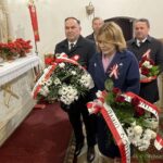 03.05.2023. Wiśniowa. Uroczystości w rocznicę uchwalenia Konstytucji 3 maja. Na zdjęciu (od lewej): poseł Marek Kwitek, Anna Krupka - wiceminister sportu i turystyki, Leszek Kopeć - burmistrz Staszowa / Fot. Paulina Michta - Radio Kielce