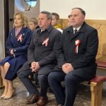 03.05.2023. Wiśniowa. Uroczystości w rocznicę uchwalenia Konstytucji 3 maja. Na zdjęciu (od lewej): Anna Krupka - wiceminister sportu i turystyki, Leszek Kopeć - burmistrz Staszowa, poseł Marek Kwitek / Fot. Paulina Michta - Radio Kielce