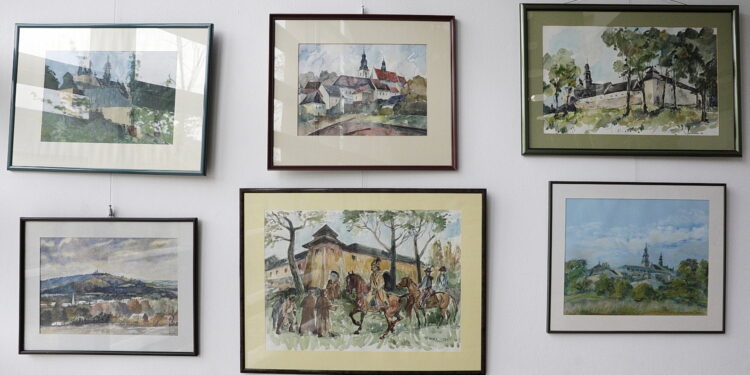 02.05.2023 Kielce. OMPiO. Wystawa 40 obrazów na 400-lecie Karczówki ze zbiorów Grażyny i Stanisława Szreków / Fot. Jarosław Kubalski - Radio Kielce