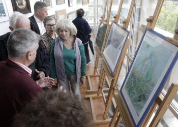 02.05.2023 Kielce. OMPiO. Wystawa 40 obrazów na 400-lecie Karczówki ze zbiorów Grażyny i Stanisława Szreków / Fot. Jarosław Kubalski - Radio Kielce